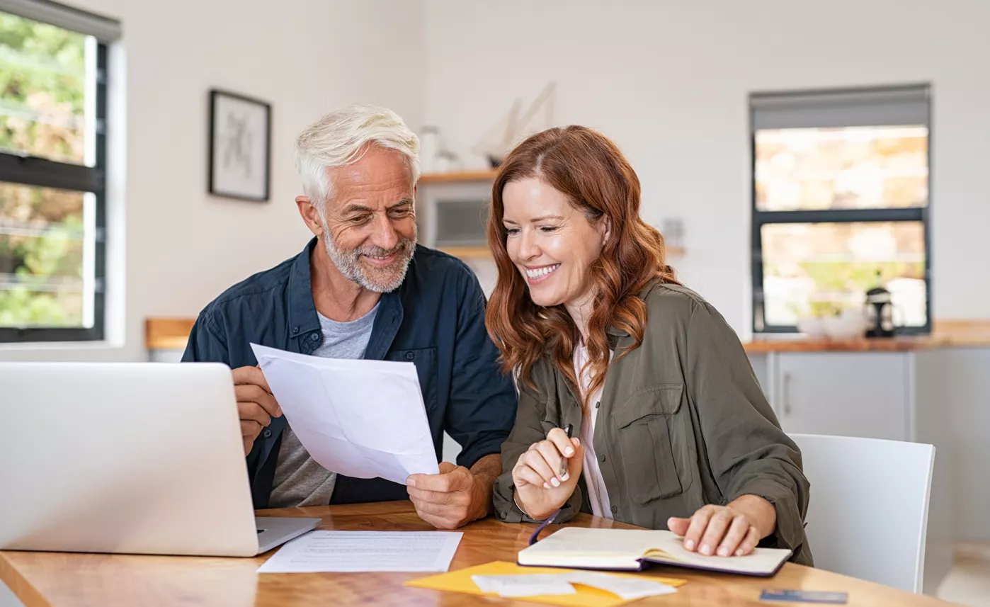  Un couple passe en revue son plan successoral.
