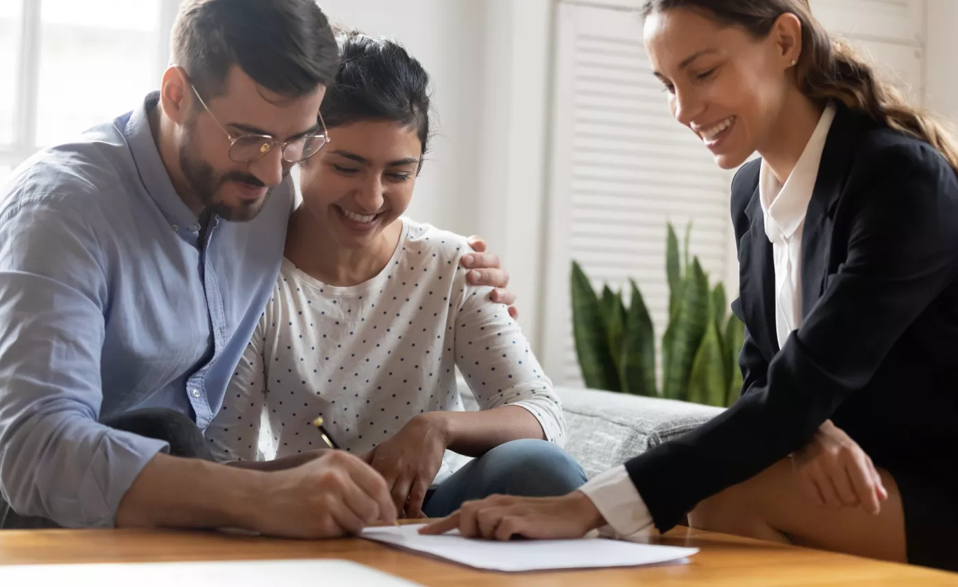  Conseillère financière et ses clients
