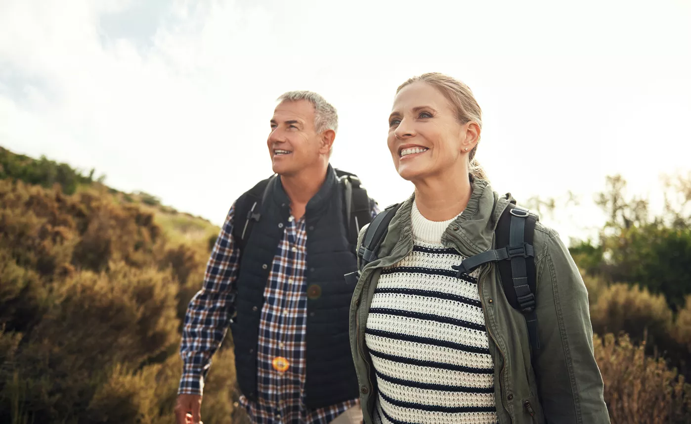  Un couple de retraités se promène à l’extérieur.
