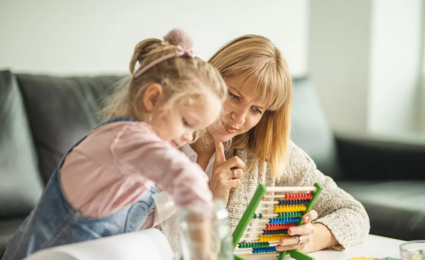  Une jeune mère et sa fille font un casse-tête ensemble.
