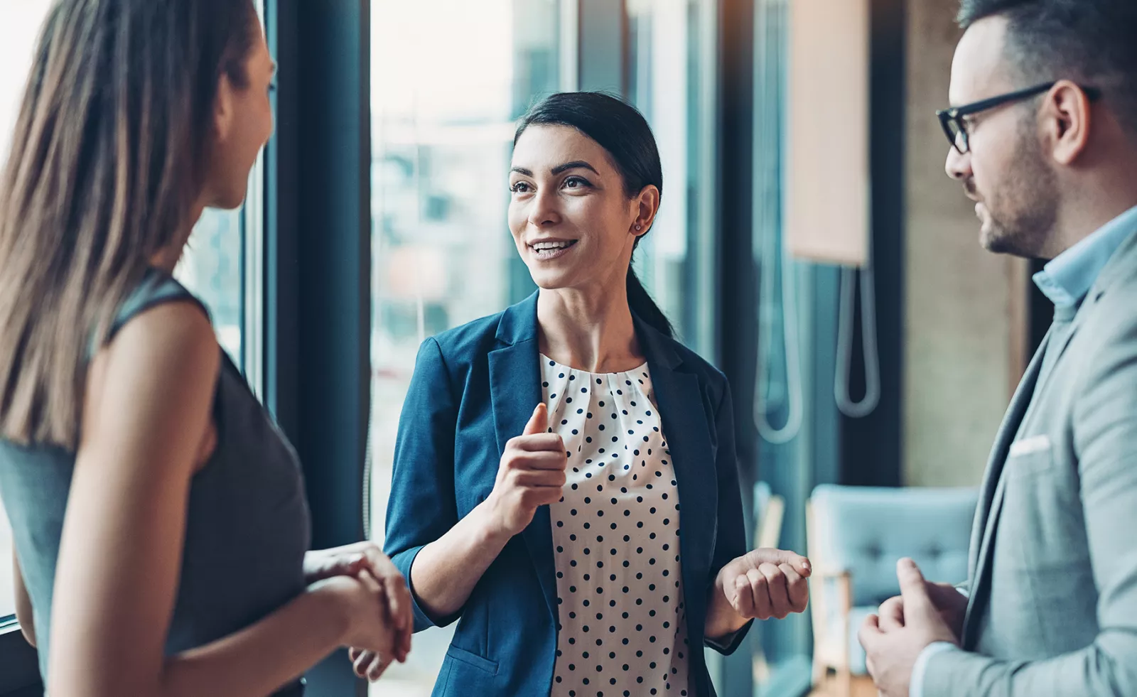  Deux clients d’Edward Jones discutent de leur avenir avec leur conseiller en investissement de longue date.
