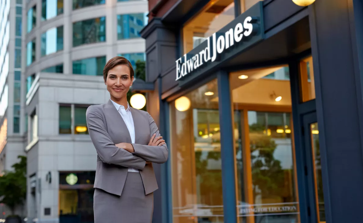  Un associé d’Edward Jones se tient à l’extérieur d’une succursale Edward Jones.
