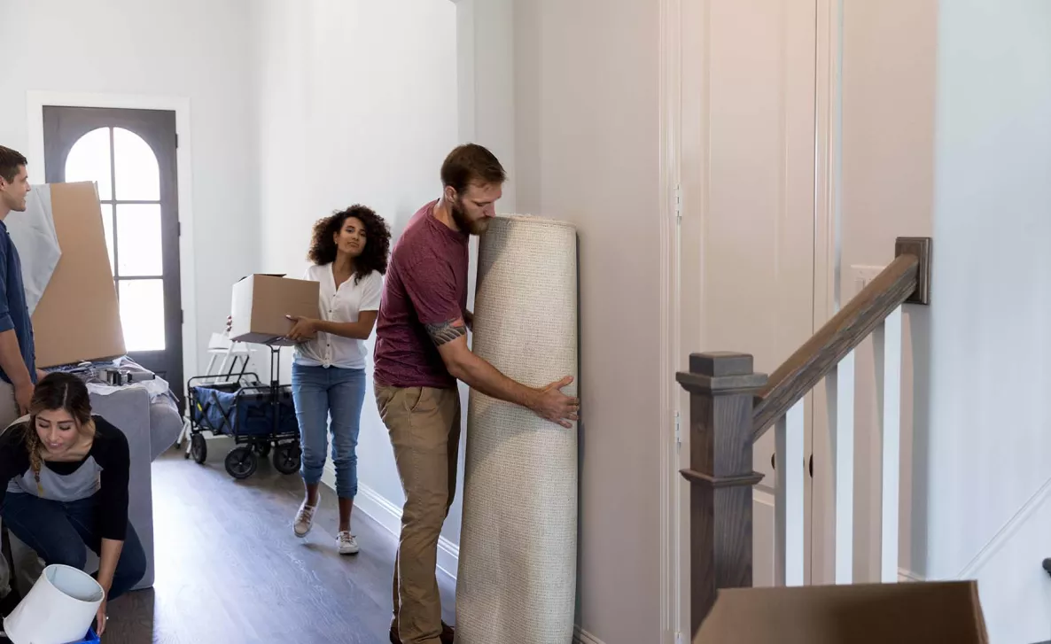  Une famille déménageant dans une nouvelle maison
