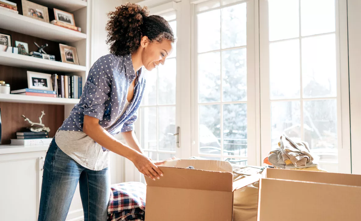  Un personne déballe ses affaires dans une nouvelle maison après un récent déménagement.
