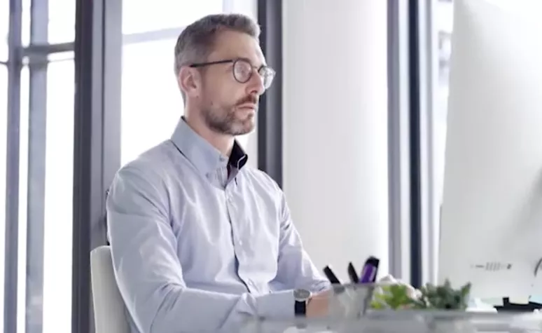 A client reviews his portfolio on his computer, using tools from Edward Jones.